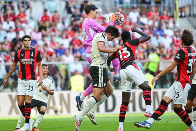 15.08.2026 Wroclaw, Poland. Manchester United, ManU take on AC Milan during the pre-season friendly match at Tarczynski Arena Wroclaw. --- Mecz towarzyski. Manchester United - AC Milan na Tarczynski Arena Wroclaw. Persons Shown: Lorenzo Torriani Harry Maguire Fot. Antoni Dec Arena Akcji NEWSPIX.PL --- newspix.pl 