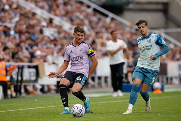Newcastle United v Bayer 04 Leverkusen, Pre-Season Friendly Mason Miley of Newcastle United makes a pass whilst under pressure from Afonso Moreira of Bayer Leverkusen during the Newcastle United v Bayer 04 Leverkusen at St. James Park, Newcastle Upon Tyne, England on 15 August 2026 Credit: Craig Cowan Every Second Media Editorial use only. All images are copyright Every Second Media Limited. No images may be reproduced without prior permission. Copyright: xIMAGO EveryxSecondxMediax ESM-2094-0148 CraigxCowanx xEveryxSecondxMediax