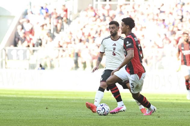 SOCCER - Friendly Match - Manchester United, ManU vs. AC Milan Photo by IPA ABACAPRESS.COM87510785 - Bruno Fernandes (Man) and Koni De Winter (Mil) during the friendly match between Manchester United and AC Milan at the Arena Tarczynski in Wroclaw, Poland, on August 15, 2026 Wroclaw Poland  Copyright: xIPAxSport ABACAx
