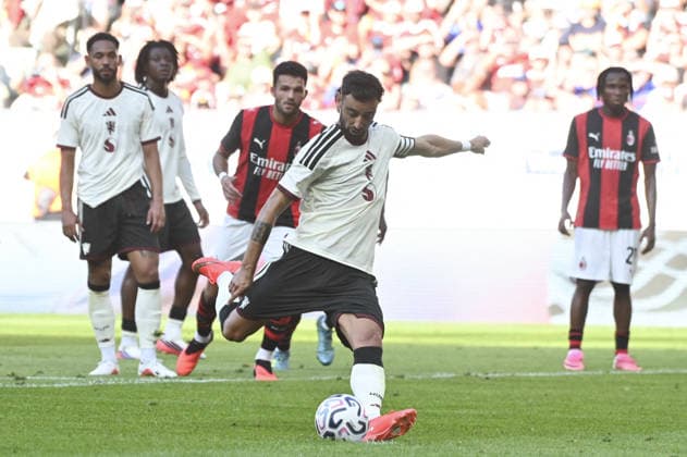 SOCCER - Friendly Match - Manchester United, ManU vs. AC Milan Photo by IPA ABACAPRESS.COM87510777 - Bruno Fernandes (Man) misses a penalty kick during the friendly match between Manchester United and AC Milan at the Arena Tarczynski in Wroclaw, Poland, on August 15, 2026 Wroclaw Poland  Copyright: xIPAxSport ABACAx