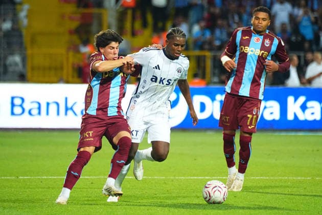 ISTANBUL, TURKEY - AUGUST 15: Elson Mendes Da Silva (R) of Kaimpasa and Benjamin Bouchouari (L) of Trabzonspor battle for the ball during the Turkish Super League 2026 27 match between Kasimpasa SK and Trabzonspor at Recep Tayyip Erdogan Stadium on August 15, 2026 in Istanbul, Turkey. Istanbul Kasimpasa Turkey Copyright: xSeskimphotox Kasimpasa-Trabzonspor-1508 (115)