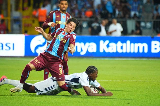 ISTANBUL, TURKEY - AUGUST 15: Elson Mendes Da Silva (R) of Kaimpasa and Benjamin Bouchouari (L) of Trabzonspor battle for the ball during the Turkish Super League 2026 27 match between Kasimpasa SK and Trabzonspor at Recep Tayyip Erdogan Stadium on August 15, 2026 in Istanbul, Turkey. Istanbul Kasimpasa Turkey Copyright: xSeskimphotox Kasimpasa-Trabzonspor-1508 (117)
