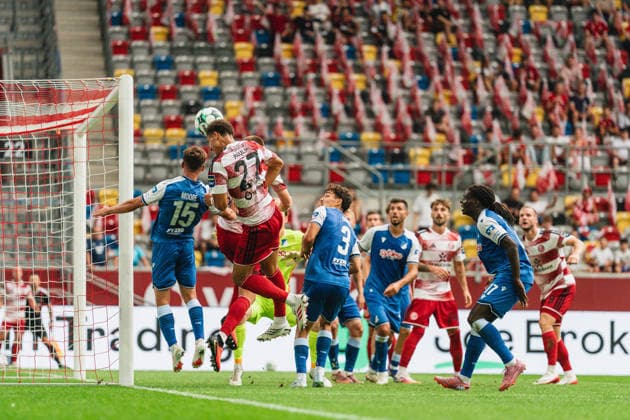von links im Bild, Matthew Moore (TSG Hoffenheim II, 15) im Kopfballduell mit Jordi Paulina (Fortuna Düsseldorf, 27) nach einer Ecke, Sean Dulic (TSG Hoffenheim II, 03) , Blessing Makanda (TSG Hoffenheim II, 17) Fortuna Duesseldorf vs. TSG Hoffenheim II, Fussball, 3.Liga, 02.Spieltag, Saison 2026 27, 15.08.2026 DFL REGULATIONS PROHIBIT ANY USE OF PHOTOGRAPHS AS IMAGE SEQUENCES AND OR QUASI-VIDEO, Fortuna Duesseldorf vs. TSG Hoffenheim II, Fussball, 3.Liga, 2.Spieltag, Saison 2026 27, 15.08.2026 Düsseldorf *** From left to right in the photo: Matthew Moore (TSG Hoffenheim II, No. 15) in a header duel with Jordi Paulina (Fortuna Düsseldorf, No. 27) following a corner kick; Sean Dulic (TSG Hoffenheim II, 03, Blessing Makanda (TSG Hoffenheim II), 17; Fortuna Düsseldorf vs. TSG Hoffenheim II, soccer, 3rd Division, Matchday 02, 2026–27 season, August 15, 2026. DFL regulations prohibit any use of photographs as image sequences and or quasi-video. Fortuna Düsseldorf vs. TSG Hoffenheim II, soccer, 3. Liga, Matchday 2, 2026–27 Season, August 15, 2026, Düsseldorf Copyright: xEibner-Pressefoto LukasxBaldygax EP_LBA