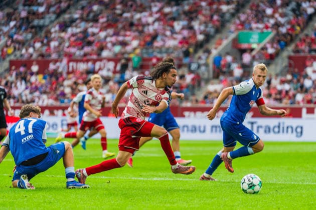 Maximilian Theuer (TSG Hoffenheim II, 47) am Boden, Anas Slimani (Fortuna Düsseldorf, 34) spielt einen Pass eobachtet von Valentin Laessig (TSG Hoffenheim II, 06) Fortuna Duesseldorf vs. TSG Hoffenheim II, Fussball, 3.Liga, 02.Spieltag, Saison 2026 27, 15.08.2026 DFL REGULATIONS PROHIBIT ANY USE OF PHOTOGRAPHS AS IMAGE SEQUENCES AND OR QUASI-VIDEO, Fortuna Duesseldorf vs. TSG Hoffenheim II, Fussball, 3.Liga, 2.Spieltag, Saison 2026 27, 15.08.2026 Düsseldorf *** Maximilian Theuer (TSG Hoffenheim II), 47, is on the ground; Anas Slimani (Fortuna Düsseldorf), 34, plays a pass while being watched by Valentin Laessig (TSG Hoffenheim II), 06 Fortuna Düsseldorf vs. TSG Hoffenheim II, soccer, 3rd Division, Matchday 2, 2026–27 season, August 15, 2026 DFL regulations prohibit any use of photographs as image sequences and or quasi-video, Fortuna Düsseldorf vs. TSG Hoffenheim II, soccer, 3. Liga, Matchday 2, 2026–27 Season, August 15, 2026, Düsseldorf Copyright: xEibner-Pressefoto LukasxBaldygax EP_LBA