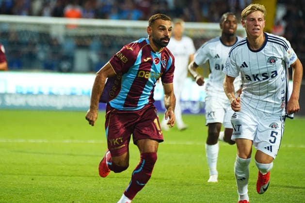 ISTANBUL, TURKEY - AUGUST 15: Jakob Jessen (5) of Kaimpasa and Mohamed Salah (L) of Trabzonspor battle for the ball during the Turkish Super League 2026 27 match between Kasimpasa SK and Trabzonspor at Recep Tayyip Erdogan Stadium on August 15, 2026 in Istanbul, Turkey. Istanbul Kasimpasa Turkey Copyright: xSeskimphotox Kasimpasa-Trabzonspor-1508 (132)