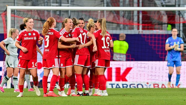 Spielerinnen des FC Bayern mit Torjubel, Jubel, Torjubel, Torerfolg, celebrate the goal, goal, celebration, Jubel ueber das Tor zum 2:0 durch Klara BUEHL (FC Bayern Muenchen, FCB, 17), optimistisch, Action, Aktion, Spielerinnen des VfL Wolfsburg enttaeuscht schauend, Enttaeuschung, Frustration, disappointed, pessimistisch, 15.08.2026, Ingolstadt (Deutschland), Fussball, Google Pixel Supercup, FC Bayern München - VfL Wolfsburg, DFB DFL REGULATIONS PROHIBIT ANY USE OF PHOTOGRAPHS AS IMAGE SEQUENCES AND OR QUASI-VIDEO. *** FC Bayern players celebrating a goal, cheering, goal celebration, goal scored, celebrating the goal, goal, celebration, cheering over the 2-0 goal by Klara BUEHL, FC Bayern Munich, FCB, 17, optimistic, action, VfL Wolfsburg players looking disappointed, disappointment, frustration, disappointed, pessimistic, August 15, 2026, Ingolstadt, Germany, soccer, Google Pixel Super Cup, FC Bayern Munich vs. VfL Wolfsburg, DFB DFL regulations prohibit any use of photographs as image sequences and or quasi-video xslx