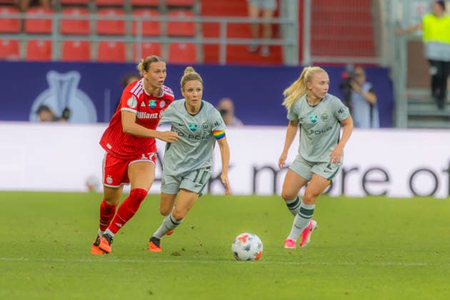 Ingolstadt, Deutschland 15. August 2026: Supercup der Frauen - 2026 2027 - Finale - FC Bayern München gegen VfL Wolfsburg Im Bild: v. li. im Zweikampf Klara Bühl Buehl (FCB) und Svenja Huth (VfL) DFB DFL regulations prohibit any use of photographs as image sequences and or quasi-video Audi Sportpark Bayern *** Ingolstadt, Germany, August 15, 2026, 2026 Women’s Super Cup, 2027 Final: FC Bayern Munich vs. VfL Wolfsburg. Pictured, from left, in a tackle: Klara Bühl (FCB) and Svenja Huth (VfL). DFB and DFL regulations prohibit any use of photographs as image sequences and or quasi video Audi Sportpark Bayern Copyright: xFotostandx xSchäferx