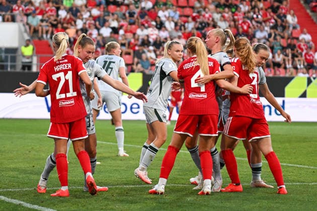 Fußball I Frauen I Saison 2026-2027 I Supercup I FC Bayern München - VfL Wolfsburg I 15.08.2026 Ungewöhnlicher Angriff der FC Bayern Frauen, die sich an der Seitenlinie des 5 Meter Raumes zum Einlaufen aufstellen Ingolstadt Audi Sportpark Bayern Deutschland *** Soccer I Women s Soccer I 2026–2027 Season I Super Cup I FC Bayern Munich vs. VfL Wolfsburg I August 15, 2026 An unusual formation by the FC Bayern women s team, who line up on the sideline within the 5-meter warm-up area at the Audi Sportpark in Ingolstadt, Bavaria, Germany Copyright: xLobeca InesxHähnelx