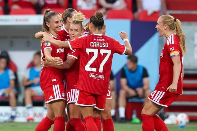 Jubel bei Klara Buehl 17 (FC Bayern Muenchen Frauen) sowie Arianna Caruso 27 (FC Bayern Muenchen Frauen), Linda Dallmann 10 (FC Bayern Muenchen Frauen) und Glodis Perla Viggosdottir 4 (FC Bayern Muenchen Frauen) nach dem 2:0, FC Bayern Muenchen Frauen vs. VfL Wolfsburg Frauen, Fussball, Frauen, Google Pixel Supercup 2026, Saison 2026 2027, 15.08.2026 DFB regulations prohibit any use of photographs as image sequences and or quasi-video Ingolstadt Bayern Deutschland *** Celebrations for Klara Buehl (17, FC Bayern Munich Women), Arianna Caruso (27, FC Bayern Munich Women), Linda Dallmann (10, FC Bayern Munich Women), and Glodis Perla Viggosdottir (4, FC Bayern Munich Women) after the 2–0 victory, FC Bayern Munich Women vs. VfL Wolfsburg Women, Soccer, Women’s, Google Pixel Super Cup 2026, 2026–2027 Season, August 15, 2026. DFB regulations prohibit any use of photographs as image sequences and or quasi-video. Ingolstadt, Bavaria, Germany Copyright: xkolbert-press MartinxAgüerax