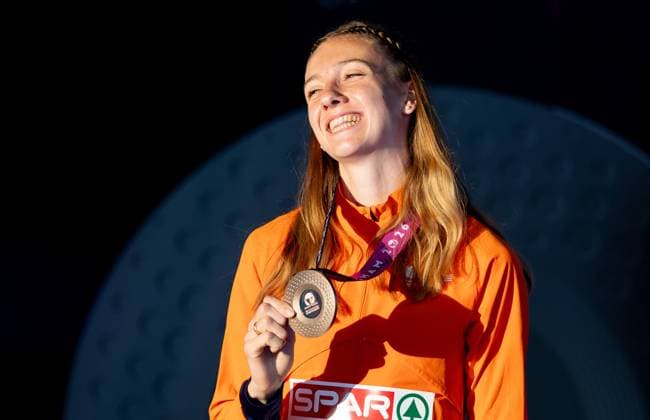 BIRMINGHAM - Femke Broeders-Bol with the bronze medal during the medal ceremony for the 800 meters on the sixth day of the European Athletics Championships. IRIS VAN DEN BROEK ANP xVIxANPxSportx xxANPxIVx 565551119 originalFilename: 565551119.jpg