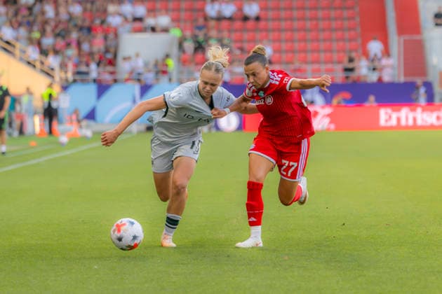 Ingolstadt, Deutschland 15. August 2026: Supercup der Frauen - 2026 2027 - Finale - FC Bayern München gegen VfL Wolfsburg Im Bild: v. li. im Zweikampf Weronika Arasniewicz (VfL) und Arianna Caruso (FCB) DFB DFL regulations prohibit any use of photographs as image sequences and or quasi-video Audi Sportpark Bayern *** Ingolstadt, Germany, August 15, 2026, 2026 Women’s Super Cup, 2027 Final: FC Bayern Munich vs. VfL Wolfsburg. Pictured, from left, in a tackle: Weronika Arasniewicz (VfL) and Arianna Caruso (FCB). DFB and DFL regulations prohibit any use of photographs as image sequences and or quasi-video. Audi Sportpark Bayern Copyright: xFotostandx xSchäferx
