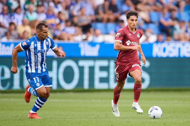 August 15, 2026, Vitoria, Alaba, Spain: Jonathan Castro Jonny Otto of Deportivo Alaves competes for the ball with Ramon Terrats of Getafe CF during the LaLiga EA Sports match between Deportivo Alaves and Getafe CF at Mendizorrotza on August 15, 2026, in Vitoria, Spain. Deportivo Alaves V Getafe CF - LaLiga EA Sports  - ZUMAa181 20260815_zaa_a181_016 Copyright: xRicardoxLarreinax