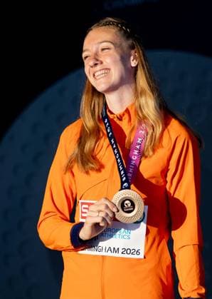BIRMINGHAM - Femke Broeders-Bol with the bronze medal during the medal ceremony for the 800 meters on the sixth day of the European Athletics Championships. IRIS VAN DEN BROEK ANP xVIxANPxSportx xxANPxIVx 565551164 originalFilename: 565551164.jpg