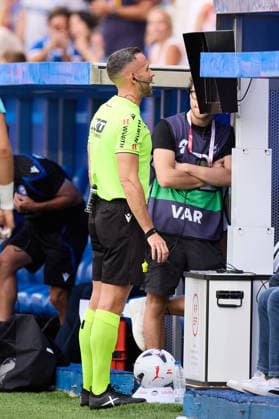 August 15, 2026, Vitoria, Alaba, Spain: Manuel Jesus Orellana checks on the VAR during the LaLiga EA Sports match between Deportivo Alaves and Getafe CF at Mendizorrotza on August 15, 2026, in Vitoria, Spain. Vitoria Spain - ZUMAa181 20260815_zaa_a181_015 Copyright: xRicardoxLarreinax