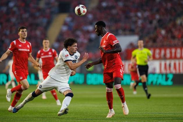 Moritz Broschinski (Karlsruher SC) im Zweikampf mit Maxwell Gyamfi (1.FC Kaiserslautern), Aktion Action 1.FC Kaiserslautern vs Karlsruher SC, Fussball, 2. Bundesliga, 02. Spieltag, Saison 2026 2027, 15.08.2026 1.FC Kaiserslautern vs Karlsruher SC, Fussball, 2. Bundesliga, 02. Spieltag, Saison 2026 2027, 15.08.2026 *** Moritz Broschinski of Karlsruher SC in a tackle with Maxwell Gyamfi of 1 FC Kaiserslautern, Action: 1 FC Kaiserslautern vs. Karlsruher SC, Soccer, 2. Bundesliga, Matchday 2, 2026–2027 Season, August 15, 2026, 1 FC Kaiserslautern vs. Karlsruher SC, Soccer, 2. Bundesliga, Matchday 2, 2026–2027 Season, August 15, 2026 Copyright: xEibnerxPressefotox EP_ANS
