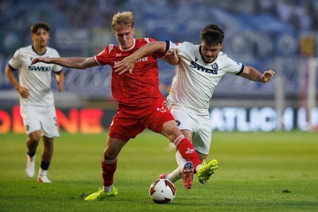 Mika Haas (1.FC Kaiserslautern) im Zweikampf mit Lilian Egloff (Karlsruher SC), Aktion Action 1.FC Kaiserslautern vs Karlsruher SC, Fussball, 2. Bundesliga, 02. Spieltag, Saison 2026 2027, 15.08.2026 1.FC Kaiserslautern vs Karlsruher SC, Fussball, 2. Bundesliga, 02. Spieltag, Saison 2026 2027, 15.08.2026 *** Mika Haas of 1 FC Kaiserslautern in a tackle with Lilian Egloff of Karlsruher SC, Action: 1 FC Kaiserslautern vs. Karlsruher SC, Soccer, 2. Bundesliga, Matchday 2, 2026–2027 Season, August 15, 2026, 1 FC Kaiserslautern vs. Karlsruher SC, Soccer, 2. Bundesliga, Matchday 2, 2026–2027 Season, August 15, 2026 Copyright: xEibnerxPressefotox EP_ANS