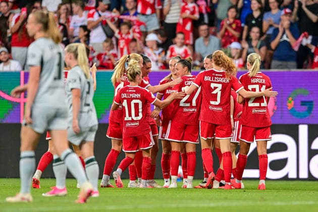 Spielerinnen des FC Bayern mit Torjubel, Jubel, Torjubel, Torerfolg, celebrate the goal, goal, celebration, Jubel ueber das Tor zum 3:0 durch Klara BUEHL (FC Bayern Muenchen, FCB, 17) (3.v.re.), optimistisch, Action, Aktion, 15.08.2026, Ingolstadt (Deutschland), Fussball, Google Pixel Supercup, FC Bayern München - VfL Wolfsburg, DFB DFL REGULATIONS PROHIBIT ANY USE OF PHOTOGRAPHS AS IMAGE SEQUENCES AND OR QUASI-VIDEO. *** FC Bayern players celebrating a goal, celebration, goal celebration, goal scored, celebrating the goal, goal, celebration, celebrating Klara Buehl’s goal to make it 3–0 for FC Bayern Munich, FCB, 17–3, optimistic, action, August 15, 2026, Ingolstadt, Germany, soccer, Google Pixel Super Cup, FC Bayern Munich vs. VfL Wolfsburg, DFB and DFL regulations prohibit any use of photographs as image sequences and or quasi-video xslx