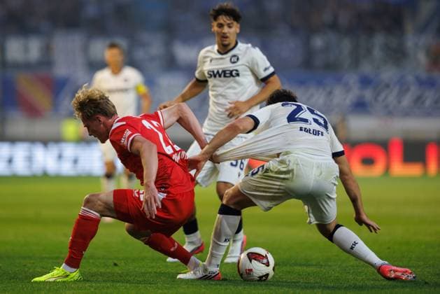 Mika Haas (1.FC Kaiserslautern) im Zweikampf mit Lilian Egloff (Karlsruher SC), Aktion Action 1.FC Kaiserslautern vs Karlsruher SC, Fussball, 2. Bundesliga, 02. Spieltag, Saison 2026 2027, 15.08.2026 1.FC Kaiserslautern vs Karlsruher SC, Fussball, 2. Bundesliga, 02. Spieltag, Saison 2026 2027, 15.08.2026 *** Mika Haas of 1 FC Kaiserslautern in a tackle with Lilian Egloff of Karlsruher SC, Action: 1 FC Kaiserslautern vs. Karlsruher SC, Soccer, 2. Bundesliga, Matchday 2, 2026–2027 Season, August 15, 2026, 1 FC Kaiserslautern vs. Karlsruher SC, Soccer, 2. Bundesliga, Matchday 2, 2026–2027 Season, August 15, 2026 Copyright: xEibnerxPressefotox EP_ANS