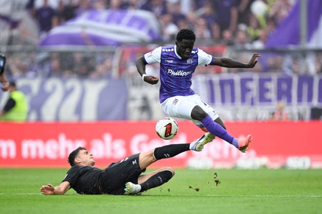 2. Bundesliga 26 27 - VfL Osnabrück - 1. FC Magdeburg am 15.08.2026 an der Bremer Brücke in Osnabrück Ismail Badjie (Osnabrueck) im Zweikampf gegen Tobias Müller Mueller (Magdeburg) *** 2. Bundesliga, Matchday 26, VfL Osnabrück 1, FC Magdeburg on August 15, 2026, at Bremer Brücke in Osnabrück; Ismail Badjie of Osnabrück in a tackle against Tobias Müller of Magdeburg MT