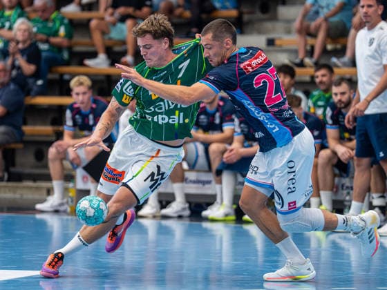 Victor Kloeve (Frisch Auf Goeppingen, 07) im Zweikampf mit Jerome Mueller (HC Kriens-Luzern, 27), Frisch Auf Goeppingen vs. HC Kriens-Luzern, Handball, Players Night, Herren, Spielzeit 2026 2027, 15.08.2026, Frisch Auf Goeppingen vs. HC Kriens-Luzern, Handball, Players Night, Herren, Spielzeit 2026 2027, 15.08.2026 Goeppingen *** Victor Kloeve (Frisch Auf Goeppingen), No. 7, in a one-on-one battle with Jerome Mueller (HC Kriens Lucerne), No. 27, Frisch Auf Goeppingen vs. HC Kriens Lucerne, Handball, Players Night, Men s, 2026–2027 Season, August 15, 2026, Frisch Auf Goeppingen vs. HC Kriens Lucerne, Handball, Players Night, Men’s, 2026–2027 Season, August 15, 2026, Goeppingen Copyright: xEibner-Pressefoto MichaelxSchmidx EP_MST
