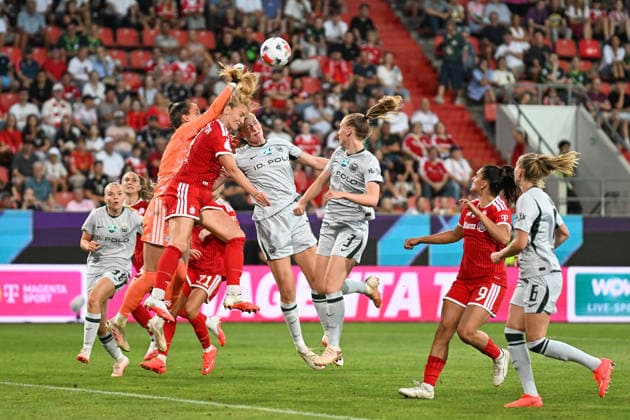 Fußball I Frauen I Saison 2026-2027 I Supercup I FC Bayern München - VfL Wolfsburg I 15.08.2026 Glodis Viggosdottir (4, FC Bayern München) und Camilla Küver (16, VfL Wolfsburg) stoßen beim Zweikampf mit dem Kopf zusammen Ingolstadt Audi Sportpark Bayern Deutschland *** Soccer I Women s I 2026–2027 Season I Super Cup I FC Bayern Munich vs. VfL Wolfsburg I August 15, 2026 Glodis Viggosdottir 4, FC Bayern Munich, and Camilla Küver 16, VfL Wolfsburg collide heads during a tackle Ingolstadt Audi Sportpark Bavaria Germany Copyright: xLobeca InesxHähnelx
