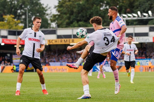 (L-R) Almin Mesanovic (SC Verl, 30), Janne Berner (SC Verl, 34), Ramien Safi (MSV Duisburg, 19) GER, SC Verl vs. MSV Duisburg, Fussball, 3. Liga, 2. Spieltag, Spielzeit 2026 2027, 15.08.2026 DFL Regulations prohibit any use of photographers as image sequences and or quasi-video. GER, SC Verl vs. MSV Duisburg, Fussball, 3. Liga, 2. Spieltag, Spielzeit 2026 2027, 15.08.2026 Verl *** L R Almin Mesanovic, SC Verl, 30, Janne Berner, SC Verl, 34, Ramien Safi, MSV Duisburg, 19, GER, SC Verl vs. MSV Duisburg, Soccer, 3rd Division, Matchday 2, 2026–2027 Season, August 15, 2026 DFL regulations prohibit any use of photographs as image sequences and or quasi-video GER, SC Verl vs. MSV Duisburg, Soccer, 3rd Division, Matchday 2, 2026–2027 season, August 15, 2026, Verl Copyright: xEibner-Pressefoto JanxRollingerx EP_JSK