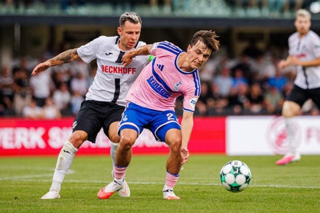 (L-R) Niko Kijewski (SC Verl, 19) im Zweikampf mit Simon Symalla (MSV Duisburg, 23) GER, SC Verl vs. MSV Duisburg, Fussball, 3. Liga, 2. Spieltag, Spielzeit 2026 2027, 15.08.2026 DFL Regulations prohibit any use of photographers as image sequences and or quasi-video. GER, SC Verl vs. MSV Duisburg, Fussball, 3. Liga, 2. Spieltag, Spielzeit 2026 2027, 15.08.2026 Verl *** L R Niko Kijewski (SC Verl), 19, in a tackle with Simon Symalla (MSV Duisburg), 23, GER, SC Verl vs. MSV Duisburg, Soccer, 3rd Division, Matchday 2, 2026–2027 Season, August 15, 2026 DFL regulations prohibit any use of photographs as image sequences and or quasi-video GER, SC Verl vs. MSV Duisburg, Soccer, 3rd Division, Matchday 2, 2026–2027 season, August 15, 2026, Verl Copyright: xEibner-Pressefoto JanxRollingerx EP_JSK