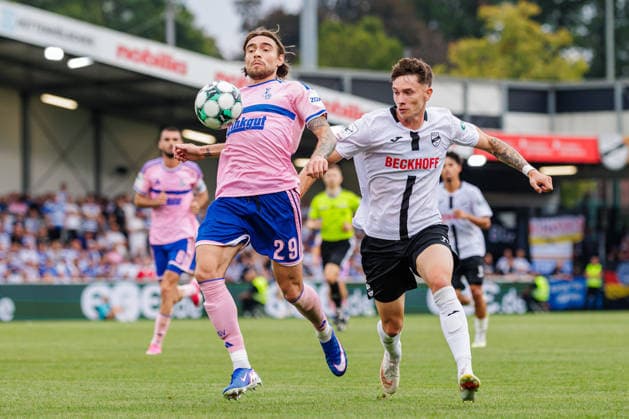 (L-R) Joshua Bitter (MSV Duisburg, 29) im Zweikampf mit Tim Heike (SC Verl, 25) GER, SC Verl vs. MSV Duisburg, Fussball, 3. Liga, 2. Spieltag, Spielzeit 2026 2027, 15.08.2026 DFL Regulations prohibit any use of photographers as image sequences and or quasi-video. GER, SC Verl vs. MSV Duisburg, Fussball, 3. Liga, 2. Spieltag, Spielzeit 2026 2027, 15.08.2026 Verl *** L R Joshua Bitter (MSV Duisburg), 29, in a tackle with Tim Heike (SC Verl), 25, GER, SC Verl vs. MSV Duisburg, Soccer, 3rd Division, Matchday 2, 2026–2027 Season, August 15, 2026 DFL regulations prohibit any use of photographs as image sequences and or quasi-video GER, SC Verl vs. MSV Duisburg, Soccer, 3rd Division, Matchday 2, 2026–2027 season, August 15, 2026, Verl Copyright: xEibner-Pressefoto JanxRollingerx EP_JSK