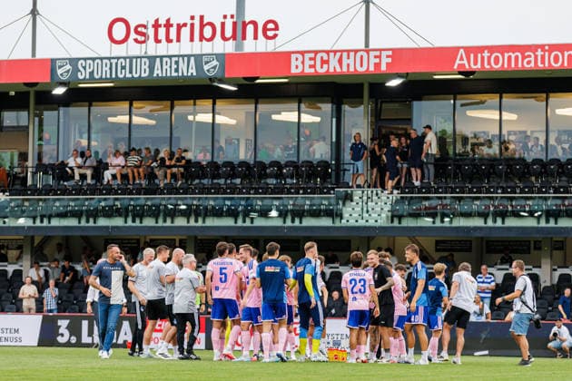 Die Mannschaft von MSV Duisburg jubelt nach Spielende ueber den 2:4 Sieg GER, SC Verl vs. MSV Duisburg, Fussball, 3. Liga, 2. Spieltag, Spielzeit 2026 2027, 15.08.2026 DFL Regulations prohibit any use of photographers as image sequences and or quasi-video. GER, SC Verl vs. MSV Duisburg, Fussball, 3. Liga, 2. Spieltag, Spielzeit 2026 2027, 15.08.2026 Verl *** The MSV Duisburg team celebrates their 2–4 victory after the final whistle. GER, SC Verl vs. MSV Duisburg, Soccer, 3rd Division, Matchday 2, 2026–2027 season, August 15, 2026 DFL regulations prohibit any use of photographs as image sequences and or quasi-video GER, SC Verl vs. MSV Duisburg, Soccer, 3rd League, Matchday 2, 2026–2027 season, August 15, 2026, Verl Copyright: xEibner-Pressefoto JanxRollingerx EP_JSK