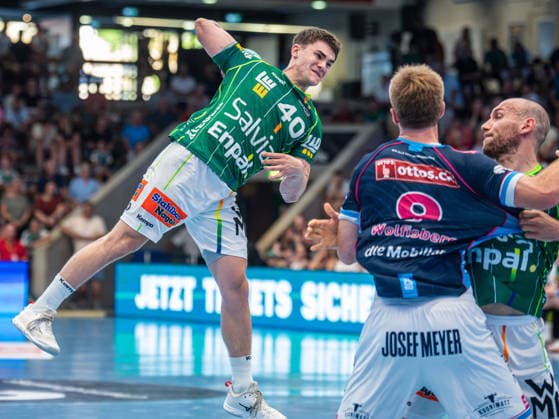 Elias Newel (Frisch Auf Goeppingen, 40) wirft aus dem Rueckraum, Frisch Auf Goeppingen vs. HC Kriens-Luzern, Handball, Players Night, Herren, Spielzeit 2026 2027, 15.08.2026, Frisch Auf Goeppingen vs. HC Kriens-Luzern, Handball, Players Night, Herren, Spielzeit 2026 2027, 15.08.2026 Goeppingen *** Elias Newel of Frisch Auf Goeppingen, No. 40, shoots from the backcourt; Frisch Auf Goeppingen vs. HC Kriens Lucerne, Handball, Players Night, Men s, 2026–2027 Season, August 15, 2026, Frisch Auf Göppingen vs. HC Kriens Lucerne, Handball, Players Night, Men’s, 2026–2027 season, August 15, 2026, Göppingen Copyright: xEibner-Pressefoto MichaelxSchmidx EP_MST