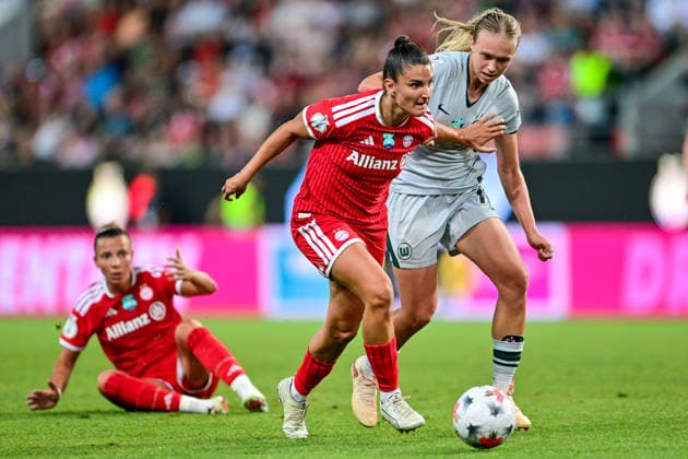 v.li.: Jovana DAMNJANOVIC (FC Bayern Muenchen, FCB, 9) Weronika Arasniewicz (Wolfsburg, 15) im Zweikampf, Duell, duel, tackle, Dynamik, Action, Aktion, im Hintergrund liegt Arianna CARUSO (FC Bayern Muenchen, FCB, 27) am Boden, 15.08.2026, Ingolstadt (Deutschland), Fussball, Google Pixel Supercup, FC Bayern München - VfL Wolfsburg, DFB DFL REGULATIONS PROHIBIT ANY USE OF PHOTOGRAPHS AS IMAGE SEQUENCES AND OR QUASI-VIDEO. *** From left: Jovana DAMNJANOVIC, FC Bayern Munich, FCB, 9; Weronika Arasniewicz, Wolfsburg, 15, in a one-on-one battle, duel, tackle, dynamic, action; in the background is Arianna CARUSO, FC Bayern Munich, FCB, 27 on the ground, August 15, 2026, Ingolstadt, Germany, soccer, Google Pixel Super Cup, FC Bayern Munich vs. VfL Wolfsburg, DFB and DFL regulations prohibit any use of photographs as image sequences and or quasi-video xslx