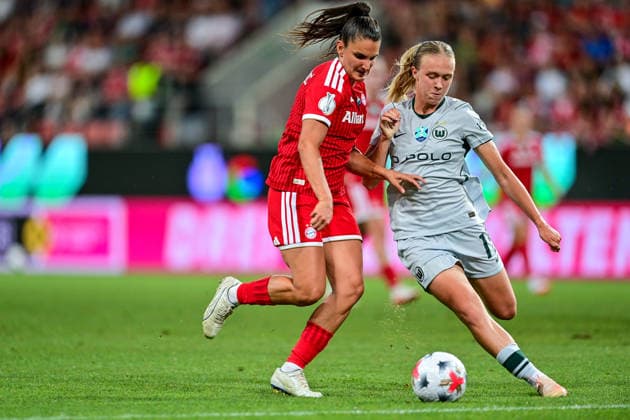 v.li.: Jovana DAMNJANOVIC (FC Bayern Muenchen, FCB, 9) Weronika Arasniewicz (Wolfsburg, 15) im Zweikampf, Duell, duel, tackle, Dynamik, Action, Aktion, 15.08.2026, Ingolstadt (Deutschland), Fussball, Google Pixel Supercup, FC Bayern München - VfL Wolfsburg, DFB DFL REGULATIONS PROHIBIT ANY USE OF PHOTOGRAPHS AS IMAGE SEQUENCES AND OR QUASI-VIDEO. *** From left: Jovana DAMNJANOVIC, FC Bayern Munich, FCB, 9; Weronika Arasniewicz, Wolfsburg, 15; in a tackle, duel, tackle, dynamic, action, 15 August 2026, Ingolstadt, Germany, soccer, Google Pixel Super Cup, FC Bayern Munich vs. VfL Wolfsburg, DFB and DFL regulations prohibit any use of photographs as image sequences and or quasi-video xslx