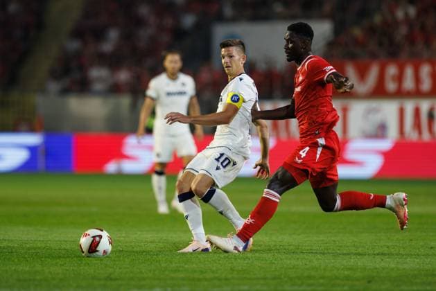 Marvin Wanitzek (Karlsruher SC) im Zweikampf mit Maxwell Gyamfi (1.FC Kaiserslautern), Aktion Action 1.FC Kaiserslautern vs Karlsruher SC, Fussball, 2. Bundesliga, 02. Spieltag, Saison 2026 2027, 15.08.2026 1.FC Kaiserslautern vs Karlsruher SC, Fussball, 2. Bundesliga, 02. Spieltag, Saison 2026 2027, 15.08.2026 *** Marvin Wanitzek of Karlsruher SC in a tackle with Maxwell Gyamfi of 1 FC Kaiserslautern, Action: 1 FC Kaiserslautern vs. Karlsruher SC, Soccer, 2. Bundesliga, Matchday 2, 2026–2027 Season, August 15, 2026, 1 FC Kaiserslautern vs. Karlsruher SC, soccer, 2. Bundesliga, Matchday 2, 2026–2027 season, August 15, 2026 Copyright: xEibnerxPressefotox EP_ANS