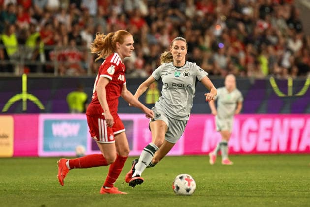 Fußball I Frauen I Saison 2026-2027 I Supercup I FC Bayern München - VfL Wolfsburg I 15.08.2026 Stine Ballisager Pedersen (3, FC Bayern München) spielt den Ball vor Lara Prasnikar (9, VfL Wolfsburg) Ingolstadt Audi Sportpark Bayern Deutschland *** Soccer I Women s I 2026–2027 Season I Super Cup I FC Bayern Munich vs. VfL Wolfsburg I August 15, 2026 Stine Ballisager Pedersen 3, FC Bayern Munich passes the ball to Lara Prasnikar 9, VfL Wolfsburg, Ingolstadt, Audi Sportpark, Bavaria, Germany Copyright: xLobeca InesxHähnelx