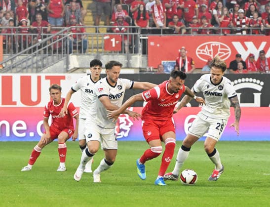 Fussball - 2. Bundesliga - Saison 2026 27 1. FC Kaiserslautern 15.08.2026 Fritz-Walter-Stadion 1. FC Kaiserslautern (fck) - Karlsruher SC (ksc) Mergim BERISHA (1. FC Kaiserslautern), mi - Marcel FRANKE (Karlsruher SC), re 1. FC Kaiserslautern *** Soccer, 2. Bundesliga, 2026–27 Season, August 15, 2026, Fritz Walter Stadium, 1. FC Kaiserslautern vs. Karlsruher SC, Mergim BERISHA (1. FC Kaiserslautern), left Marcel FRANKE Karlsruher SC, right 1 FC Kaiserslautern