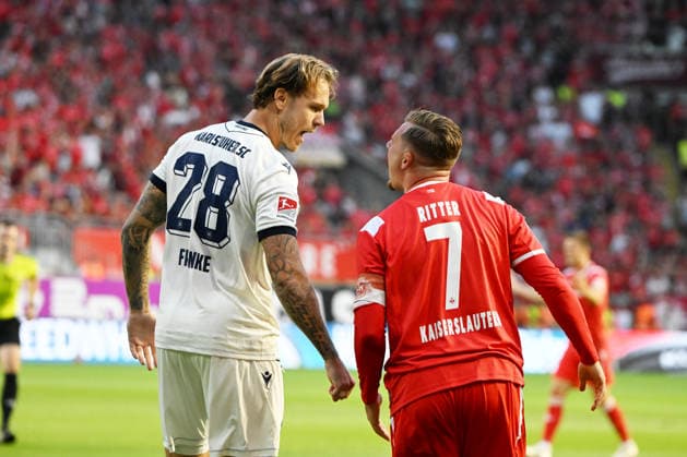 Fussball - 2. Bundesliga - Saison 2026 27 1. FC Kaiserslautern 15.08.2026 Fritz-Walter-Stadion 1. FC Kaiserslautern (fck) - Karlsruher SC (ksc) Marcel FRANKE (Karlsruher SC), li - Marlon RITTER (1. FC Kaiserslautern) im Streitgespräch 1. FC Kaiserslautern *** Soccer, 2. Bundesliga, 2026–27 Season, 1 FC Kaiserslautern, August 15, 2026, Fritz Walter Stadium, 1 FC Kaiserslautern (FCK) vs. Karlsruher SC (KSC), Marcel FRANKE (Karlsruher SC), li Marlon RITTER 1 FC Kaiserslautern in a debate 1 FC Kaiserslautern