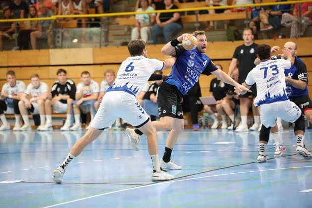 Frederik Hildebrand Mølby ( 4; Grindstedt GIF) setzt sich mit dem Ball in der Wurfposition gegen die Abwehr von VfL Lübeck-Schwartau durch, darunter Rasmus Houmøller ( 6) und Lukas Kingsley Emdorf ( 73). Die Szene zeigt einen intensiven Zweikampf in der Hansehalle in Lübeck. Frederik Hildebrand Mølby ( 4; Grindstedt GIF) im Durchbruch gegen VfL Lübeck-Schwartau *** Frederik Hildebrand Mølby 4 of Grindstedt GIF breaks through VfL Lübeck Schwartau’s defense while in a shooting position, including Rasmus Houmøller 6 and Lukas Kingsley Emdorf 73. The scene shows an intense duel at the Hansehalle in Lübeck, with Frederik Hildebrand Mølby 4 of Grindstedt GIF breaking through against VfL Lübeck Schwartau. Copyright: xspeedshotx