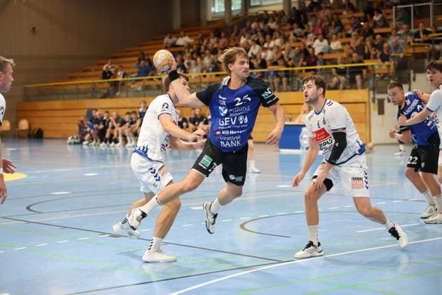 Rune Overlund ( 25; Grindstedt GIF) springt mit dem Ball in der Hand zum Wurf ab, während Rasmus Houmøller ( 6; VfL Lübeck-Schwartau) und ein weiterer Lübecker Abwehrspieler ihn unter Druck setzen. Maximilian Botta ( 19; VfL Lübeck-Schwartau) sichert im Hintergrund die Abwehr, vor voll besetzten Zuschauerrängen in der Hansehalle Lübeck. Rune Overlund ( 25; Grindstedt GIF) im Sprungwurf gegen VfL Lübeck-Schwartau *** Rune Overlund 25 Grindstedt GIF jumps up to shoot with the ball in his hand, while Rasmus Houmøller 6 of VfL Lübeck Schwartau and another Lübeck defender put pressure on him; Maximilian Botta 19 of VfL Lübeck Schwartau secures the defense in the background, in front of a packed crowd at the Hansehalle in Lübeck, Rune Overlund (25, Grindstedt GIF) attempts a jump shot against VfL Lübeck Schwartau Copyright: xspeedshotx