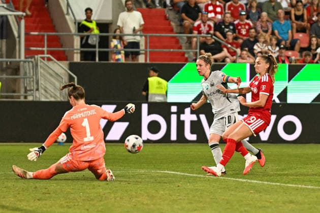 Fußball I Frauen I Saison 2026-2027 I Supercup I FC Bayern München - VfL Wolfsburg I 15.08.2026 Svenja Huth (10, VfL Wolfsburg) scheitet an Ena Mahmutovic (1, FC Bayern München) in aussichtsreicher Position Ingolstadt Audi Sportpark Bayern Deutschland *** Soccer I Women s I 2026–2027 Season I Super Cup I FC Bayern Munich vs. VfL Wolfsburg I August 15, 2026 Svenja Huth 10, VfL Wolfsburg falls to Ena Mahmutovic 1; FC Bayern Munich in a promising position Ingolstadt Audi Sportpark Bavaria Germany Copyright: xLobeca InesxHähnelx