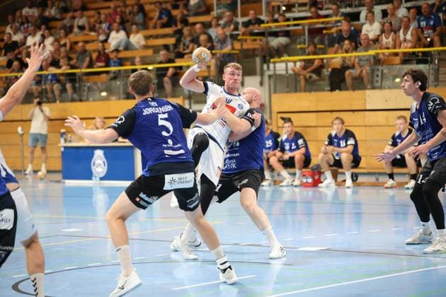 Ole Hagedorn ( 10; VfL Lübeck-Schwartau) kämpft sich mit dem Ball in der Hand durch zwei Abwehrspieler von Grindstedt GIF. Der Spieler mit 5 (Jørgensen) auf dem Rücken versucht den Durchbruch zu stoppen, während Hagedorn zum Wurf ansetzt. Ole Hagedorn ( 10; VfL Lübeck-Schwartau) im Durchbruch gegen Grindstedt GIF *** Ole Hagedorn 10 of VfL Lübeck Schwartau fights his way through two Grindstedt GIF defenders with the ball in his hands. The player wearing number 5, Jørgensen, tries to stop the breakaway, while Hagedorn prepares to shoot. Ole Hagedorn 10, VfL Lübeck Schwartau, breaks through against Grindstedt GIF Copyright: xspeedshotx