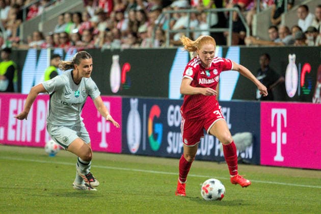 15.08.2026 Fußball Frauen 2026 2027 Google Pixel Supercup der Frauen FC Bayern München - VfL Wolfsburg Audi Sportpark Ingolstadt Stine Ballisager (München, 3, rot) wird von Katharina Piljic (Wolfsburg, 17, grau) verfolgt. Ingolstadt Bayern Deutschland *** August 15, 2026 Women s Soccer 2026 2027 Google Pixel Women s Super Cup FC Bayern Munich VfL Wolfsburg Audi Sportpark Ingolstadt Stine Ballisager (Munich, No. 3, in red) is being marked by Katharina Piljic (Wolfsburg, No. 17, in gray) Ingolstadt Bayern Germany