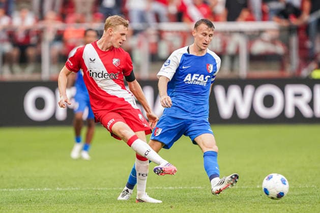2026-8-15 FC Utrecht v AZ Alkmaar - Dutch Vriendenloterij Eredvisie UTRECHT, NETHERLANDS - AUGUST 15: Guus Offerhaus of FC Utrecht battles for possession with Peer Koopmeiners of AZ Alkmaar during the Dutch Vriendenloterij Eredvisie match between FC Utrecht and AZ Alkmaar at Stadion Galgenwaard on August 15, 2026 in Utrecht, Netherlands. Utrecht Stadion Galgenwaard Netherlands Content not available for redistribution in The Netherlands directly or indirectly through any third parties. Copyright: xAndrexWeeningx
