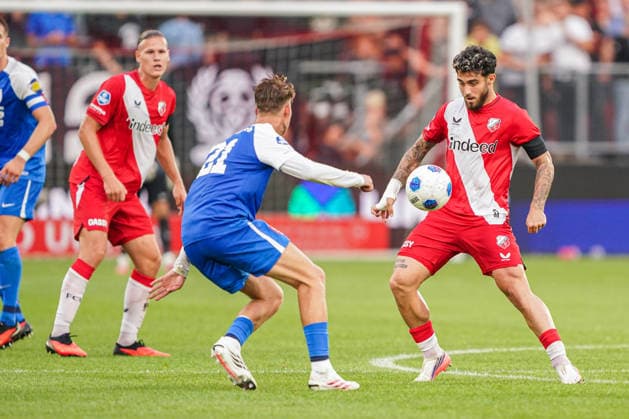 2026-8-15 FC Utrecht v AZ Alkmaar - Dutch Vriendenloterij Eredvisie UTRECHT, NETHERLANDS - AUGUST 15: Angel Alarcon of FC Utrecht battles for possession with Dave Kwakman of AZ Alkmaar during the Dutch Vriendenloterij Eredvisie match between FC Utrecht and AZ Alkmaar at Stadion Galgenwaard on August 15, 2026 in Utrecht, Netherlands. Utrecht Stadion Galgenwaard Netherlands Content not available for redistribution in The Netherlands directly or indirectly through any third parties. Copyright: xAndrexWeeningx