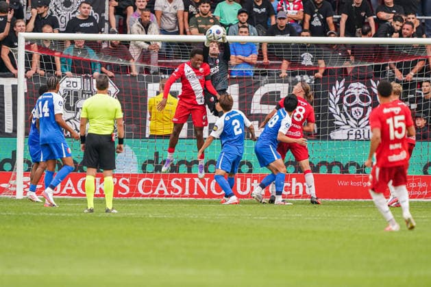 2026-8-15 FC Utrecht v AZ Alkmaar - Dutch Vriendenloterij Eredvisie UTRECHT, NETHERLANDS - AUGUST 15: Jari de Busser keeper of AZ Alkmaar makes a save during the Dutch Vriendenloterij Eredvisie match between FC Utrecht and AZ Alkmaar at Stadion Galgenwaard on August 15, 2026 in Utrecht, Netherlands. Utrecht Stadion Galgenwaard Netherlands Content not available for redistribution in The Netherlands directly or indirectly through any third parties. Copyright: xAndrexWeeningx