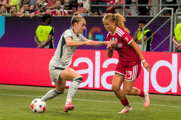 15.08.2026 Fußball Frauen 2026 2027 Google Pixel Supercup der Frauen FC Bayern München - VfL Wolfsburg Audi Sportpark Ingolstadt Sophie Proost (München, 23, rot) im Zweikampf mit Sophia Kleinherne (Wolfsburg, 4, grau). Ingolstadt Bayern Deutschland *** August 15, 2026 Women s Soccer 2026 2027 Google Pixel Women s Super Cup FC Bayern Munich VfL Wolfsburg Audi Sportpark Ingolstadt Sophie Proost (Munich, 23, in red) in a tackle with Sophia Kleinherne (Wolfsburg, 4, in gray) Ingolstadt Bavaria Germany