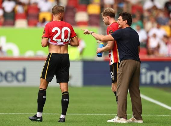 Keith Andrews head coach of Brentford instructs Kristoffer Ajer of Brentford Brentford v Eintracht Frankfurt, Pre Season Friendly, Football, Gtech Community Stadium, London, UK - 15 Aug 2026London Gtech Community Stadium United Kingdom EDITORIAL USE ONLY No use with unauthorised audio, video, data, fixture lists, club league logos or live services. Online in-match use limited to 120 images, no video emulation. No use in betting, games or single club league player publications.  Copyright: xMichaelxZemanek Shutterstockx 17070130dr