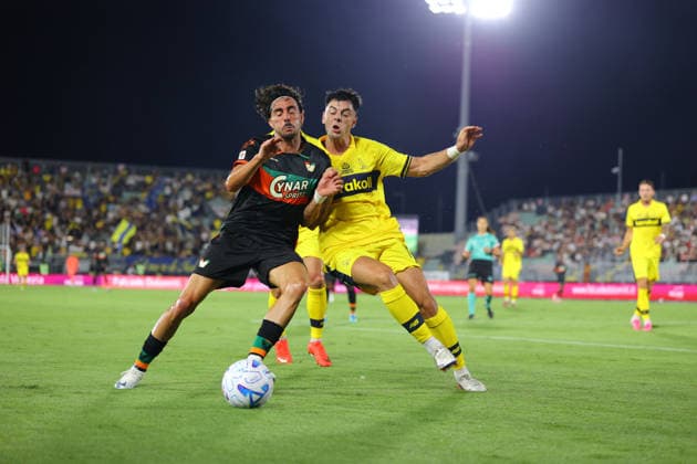 Venezia s Enrique Perez in action against Modena™s Bryant Nieling during the Frecciarossa Italian Cup 2026 2027 Round of 32 soccer match between Venezia and Modena at Penzo stadium in Venice, Italy - August 15, 2026 - Soccer  Copyright: xMattiaxRadoni LaPressex
