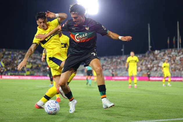 Venezia s Enrique Perez in action against Modena™s Bryant Nieling during the Frecciarossa Italian Cup 2026 2027 Round of 32 soccer match between Venezia and Modena at Penzo stadium in Venice, Italy - August 15, 2026 - Soccer  Copyright: xMattiaxRadoni LaPressex
