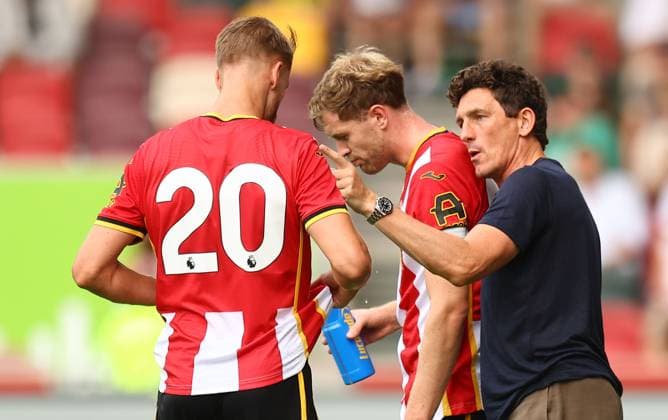 Keith Andrews head coach of Brentford instructs Kristoffer Ajer of Brentford Brentford v Eintracht Frankfurt, Pre Season Friendly, Football, Gtech Community Stadium, London, UK - 15 Aug 2026London Gtech Community Stadium United Kingdom EDITORIAL USE ONLY No use with unauthorised audio, video, data, fixture lists, club league logos or live services. Online in-match use limited to 120 images, no video emulation. No use in betting, games or single club league player publications.  Copyright: xMichaelxZemanek Shutterstockx 17070130dq