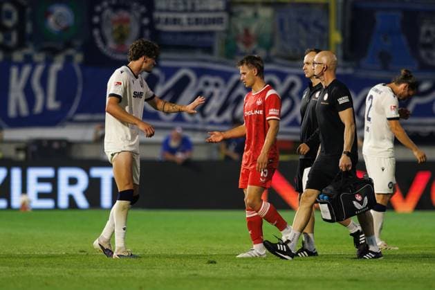 Naatan Skyttae (1.FC Kaiserslautern) muss verletzt vom Platz, verletzt, Verletzung, Emotionen 1.FC Kaiserslautern vs Karlsruher SC, Fussball, 2. Bundesliga, 02. Spieltag, Saison 2026 2027, 15.08.2026 1.FC Kaiserslautern vs Karlsruher SC, Fussball, 2. Bundesliga, 02. Spieltag, Saison 2026 2027, 15.08.2026 *** Naatan Skyttae of 1 FC Kaiserslautern is forced to leave the field due to injury; injury, emotions; 1 FC Kaiserslautern vs. Karlsruher SC, soccer, 2. Bundesliga, Matchday 2, 2026–2027 season, August 15, 2026 1 FC Kaiserslautern vs. Karlsruher SC, soccer, 2. Bundesliga, Matchday 2, 2026–2027 season, August 15, 2026 Copyright: xEibnerxPressefotox EP_ANS